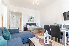 Cozy 2BR Apt Prime Central Spot