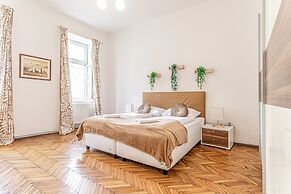 Cozy 2BR Apt Prime Central Spot