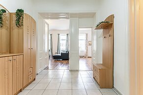 Cozy 2BR Apt Prime Central Spot