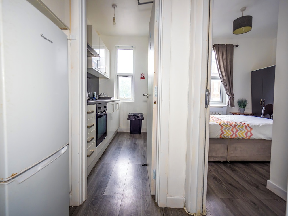 Ensuite1 Woodhouse private bath 2kitchen