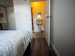 Ensuite1 Woodhouse private bath 2kitchen