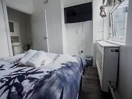 Ensuite4 Woodhouse private bath 2kitchen