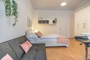 Chic 2BR City Stay Central Location