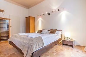 Chic 2BR City Stay Central Location