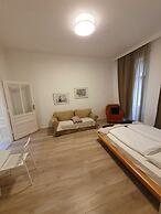 Modern 2BR Apt Near Karlsplatz