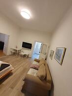 Modern 2BR Apt Near Karlsplatz