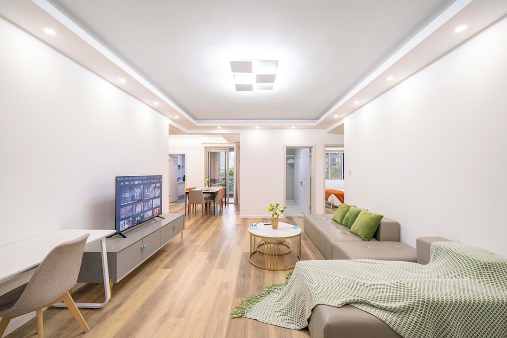Tyms 4BR 2BA APT Riverside