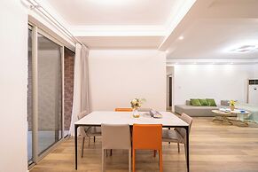 Tyms 4BR 2BA APT Riverside
