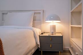 Tyms 4BR 2BA APT Riverside