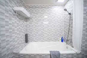 Tyms 4BR 2BA APT Riverside
