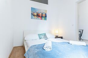 Comfy 2BR Flat Belvedere Vicinity