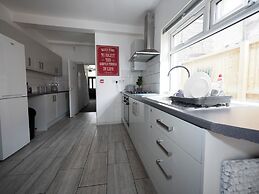 Ensuite6 Woodhouse private bath 2kitchen