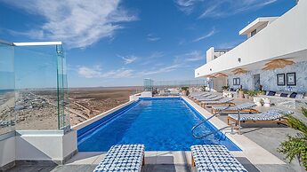 Amazing 2 Bedroom Beach Front Condominium at Encantame E1102