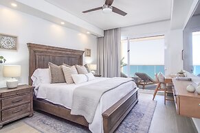 Amazing 2 Bedroom Beach Front Condominium at Encantame E1102