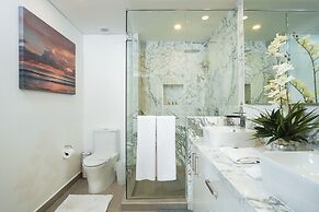 Stunning 1 Bedroom Condominium