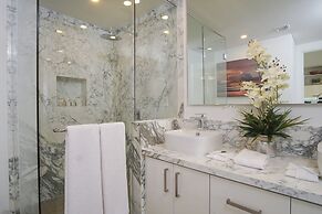 Stunning 1 Bedroom Condominium