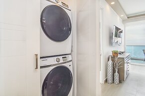 Stunning 1 Bedroom Condominium