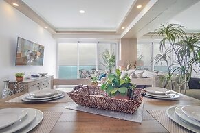 Stunning 1 Bedroom Condominium