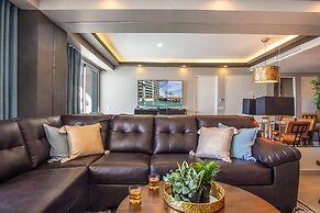 Stunning 1 Bedroom Condominium