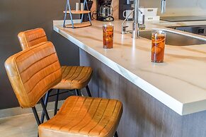 Stunning 1 Bedroom Condominium