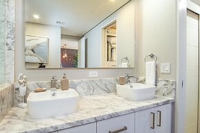 Stunning 1 Bedroom Condominium