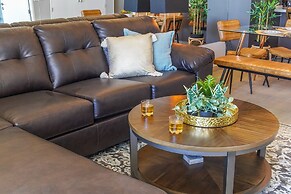 Stunning 1 Bedroom Condominium