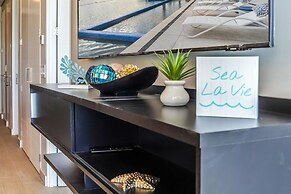 Stunning 1 Bedroom Condominium