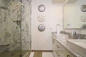 Gorgeous 2 Bedroom Condominium