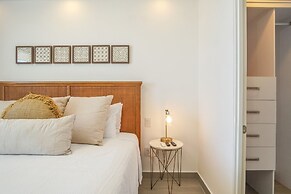 Gorgeous 2 Bedroom Condominium