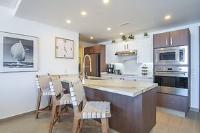 Gorgeous 2 Bedroom Condominium