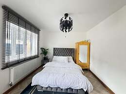 Erith Cosy Retreat Home