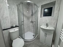 Erith Cosy Retreat Home