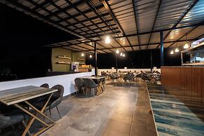 Royal 78 Backpackers Bar & Restaurant