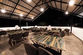 Royal 78 Backpackers Bar & Restaurant