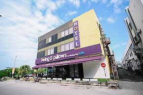 Swing & Pillows - Kota Warisan