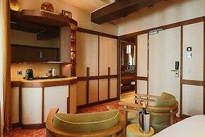 Confidential Suite 6, a Stone's Throw From the Louvre