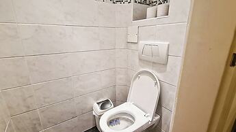 Classic 2BR Viennese Apt Near Downtown