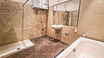 Classic 2BR Viennese Apt Near Downtown