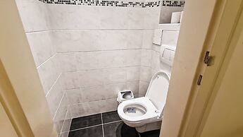 Classic 2BR Viennese Apt Near Downtown