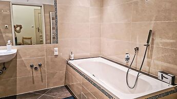 Classic 2BR Viennese Apt Near Downtown