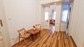 Classic 2BR Viennese Apt Near Downtown