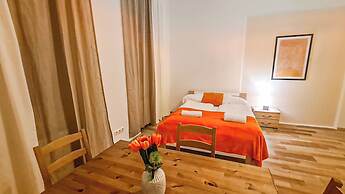 Classic 2BR Viennese Apt Near Downtown