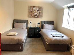 Entire Two Bedroom Detached Coach House