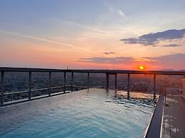 Penthouse Apartment with Rooftop Pool