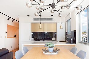 Perfect Located 2-bed With Spacious Balcony & BBQ
