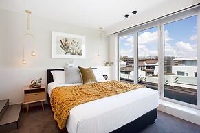 Perfect Located 2-bed With Spacious Balcony & BBQ