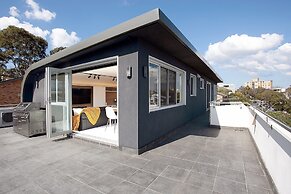 Perfect Located 2-bed With Spacious Balcony & BBQ