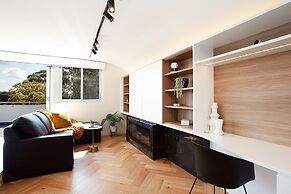 Perfect Located 2-bed With Spacious Balcony & BBQ