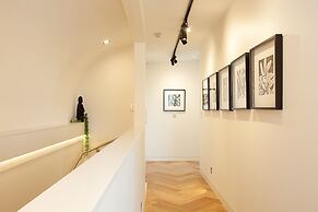 Perfect Located 2-bed With Spacious Balcony & BBQ