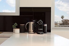 Perfect Located 2-bed With Spacious Balcony & BBQ